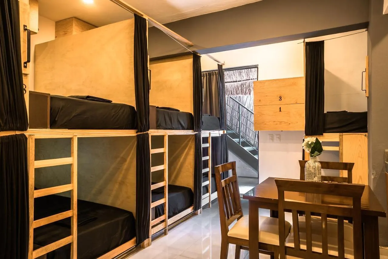 **** Apartahotel Maui hostel playa del carmen México